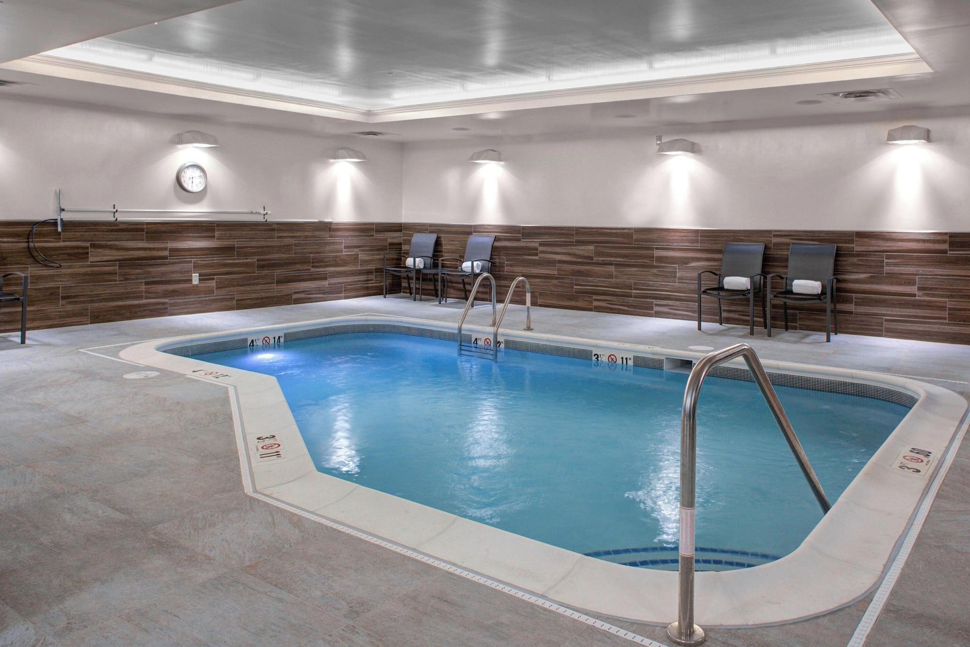 Vista Piscina Fairfield Inn & Suites by Marriott Roanoke Salem