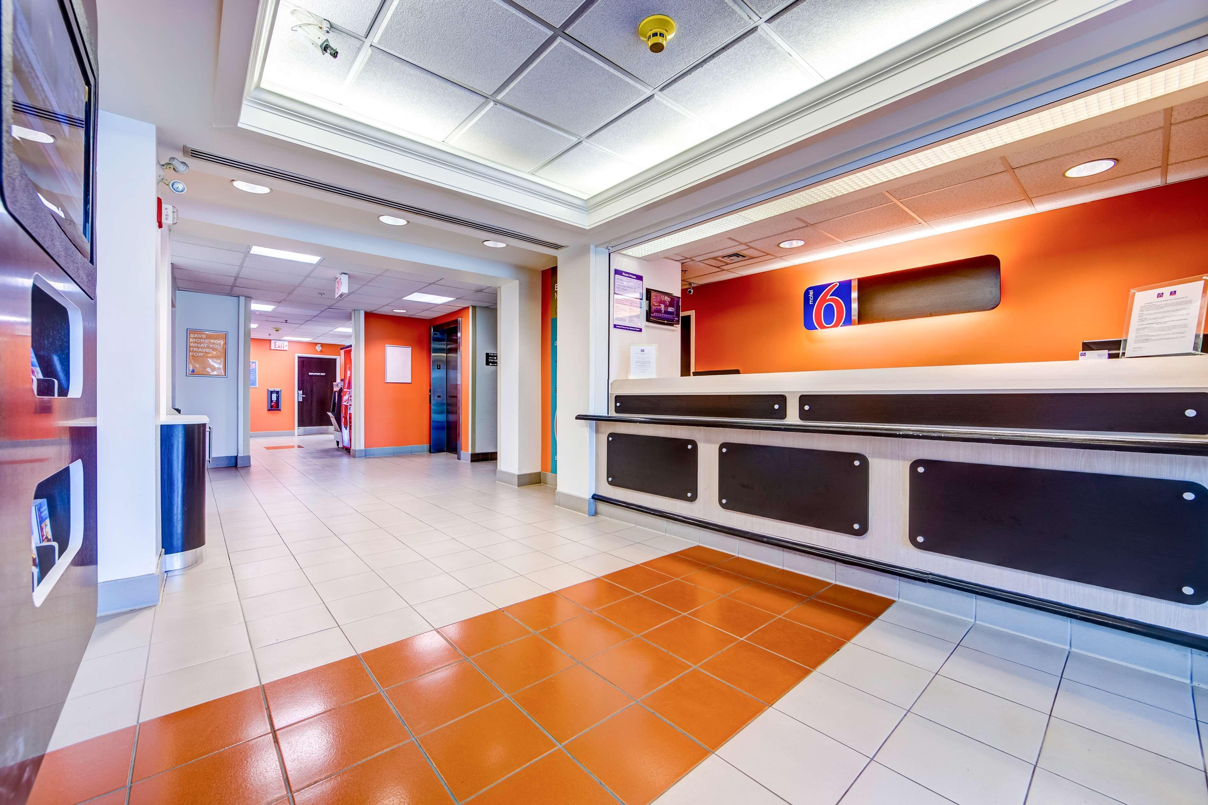 Vista Lobby Motel 6 Burlington, ON - Toronto West - Oakville