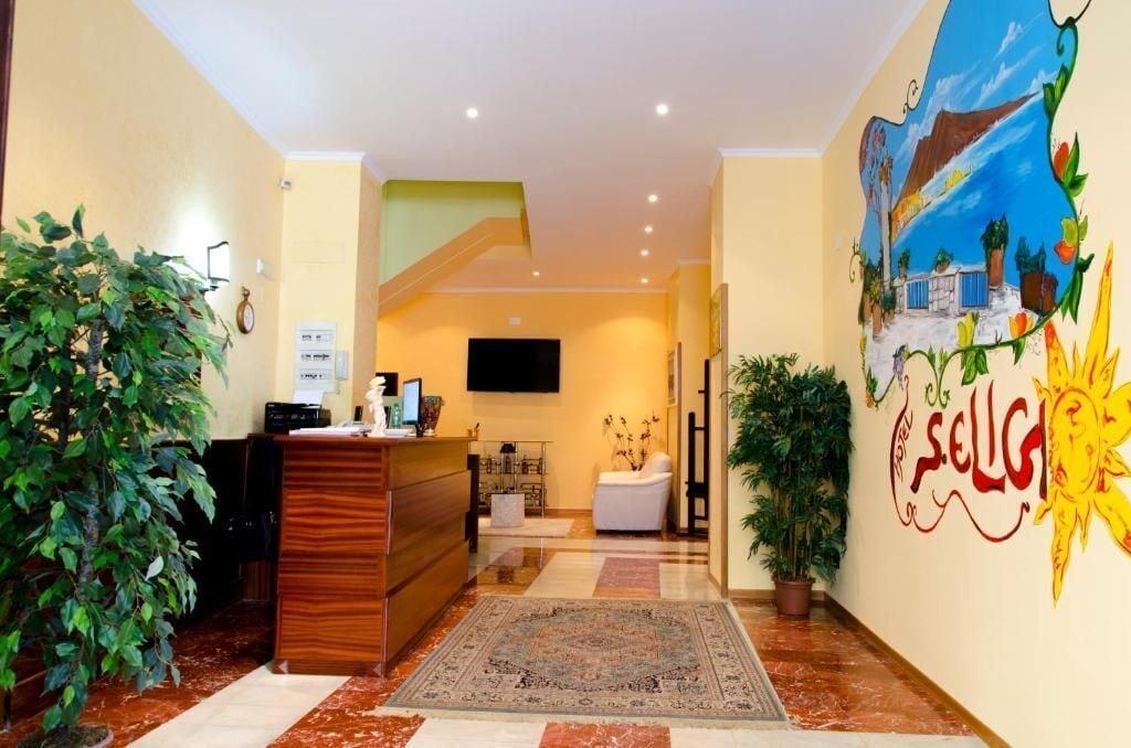 Vista Lobby Backpacker Naples
