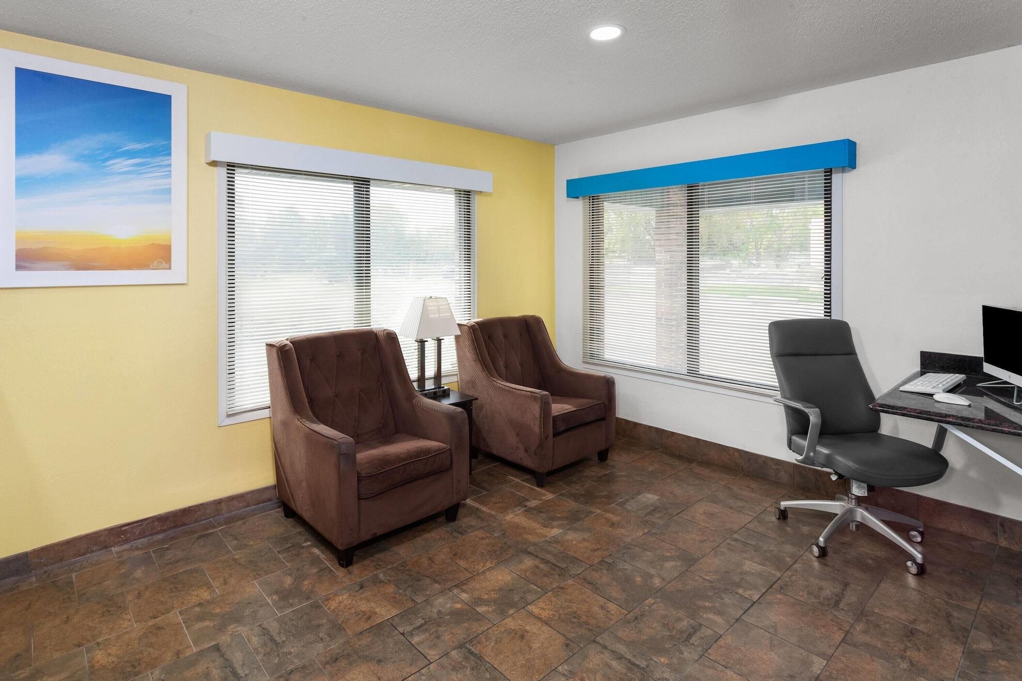 Vista Lobby Days Inn by Wyndham Mason City