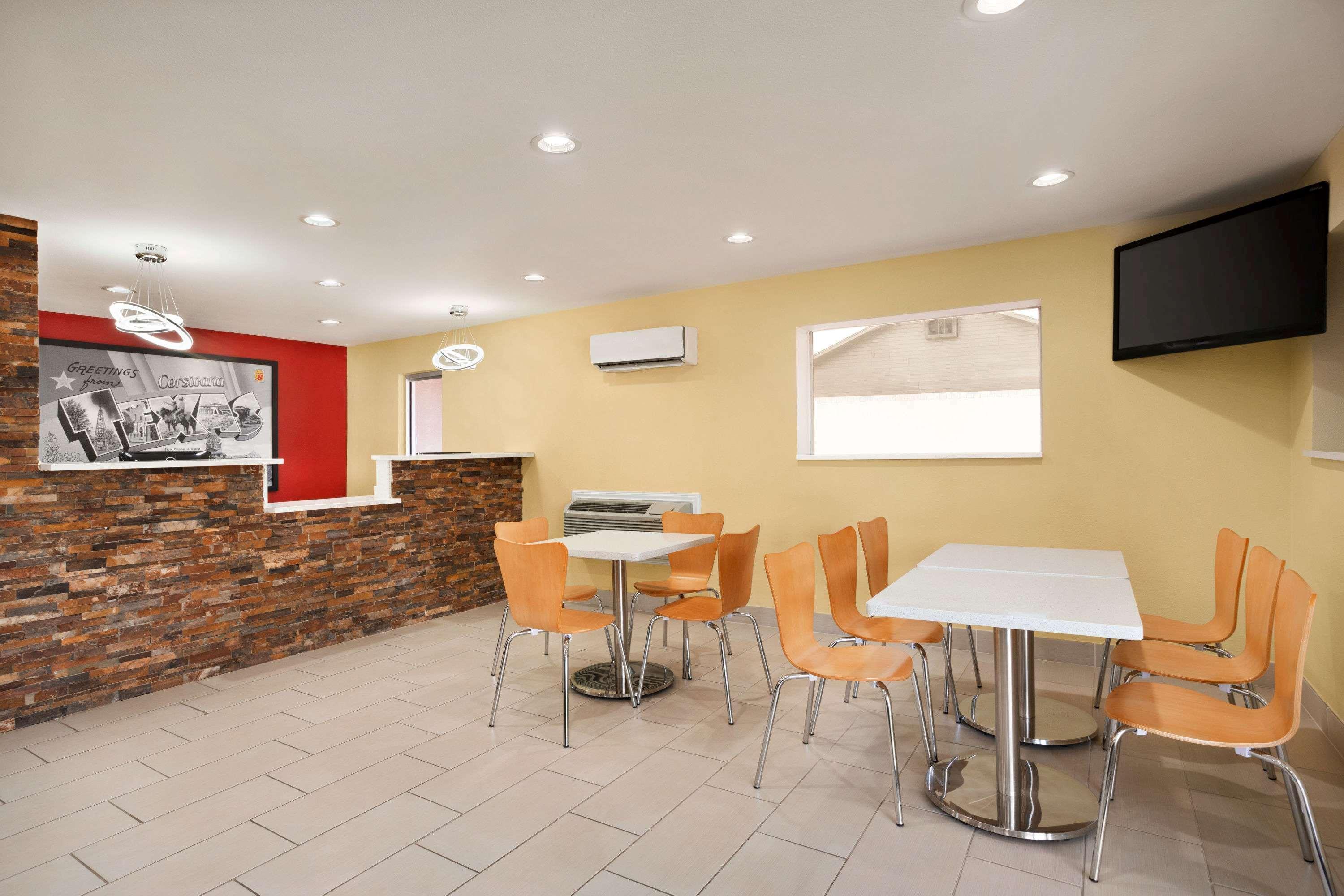 Vista Lobby Super 8 by Wyndham Corsicana