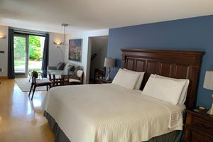 Alquiler Vacacional - Charming Ballard Studio: King Bed, Private Backyard, EV Charging & Parking