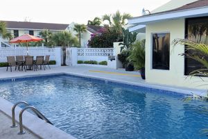 Paquete - The Colony Club Inn & Suites