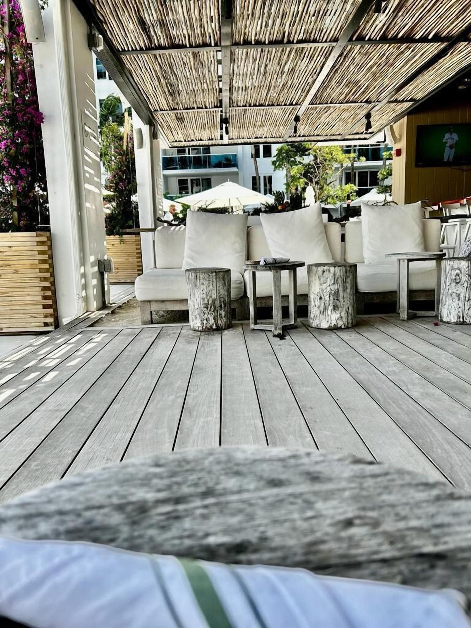 Restaurant Ocean View Luxury Condo