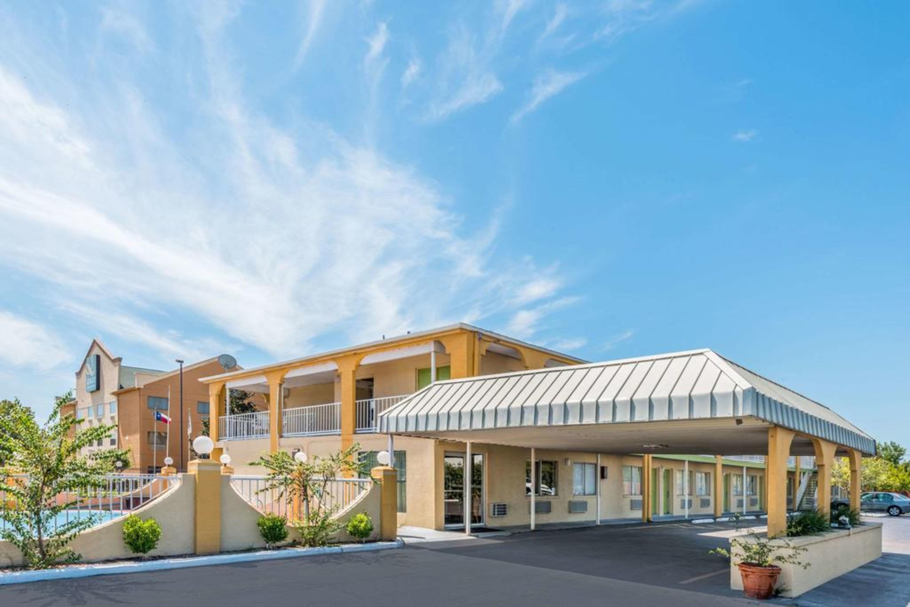 Vista Exterior Super 8 by Wyndham Waco North I-35