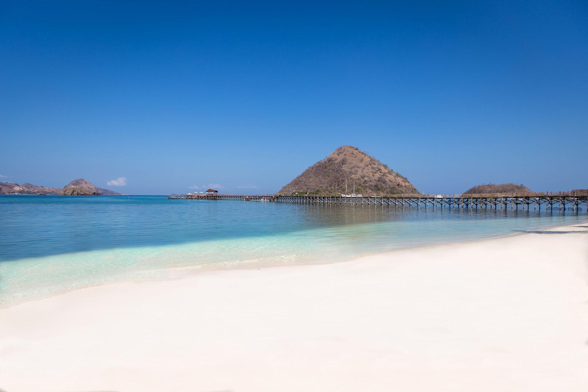 Playa AYANA Komodo Waecicu Beach