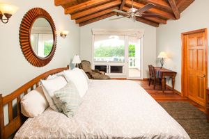 Alquiler Vacacional - Relax into luxury at our West End beachfront villa—with private pool