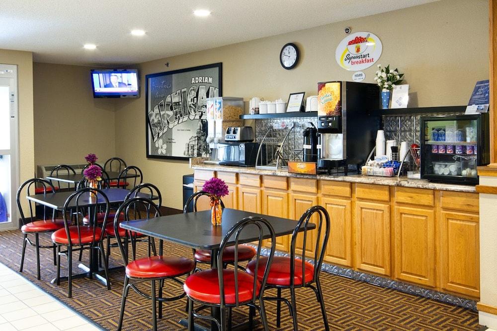 Restaurant Super 8 by Wyndham Adrian