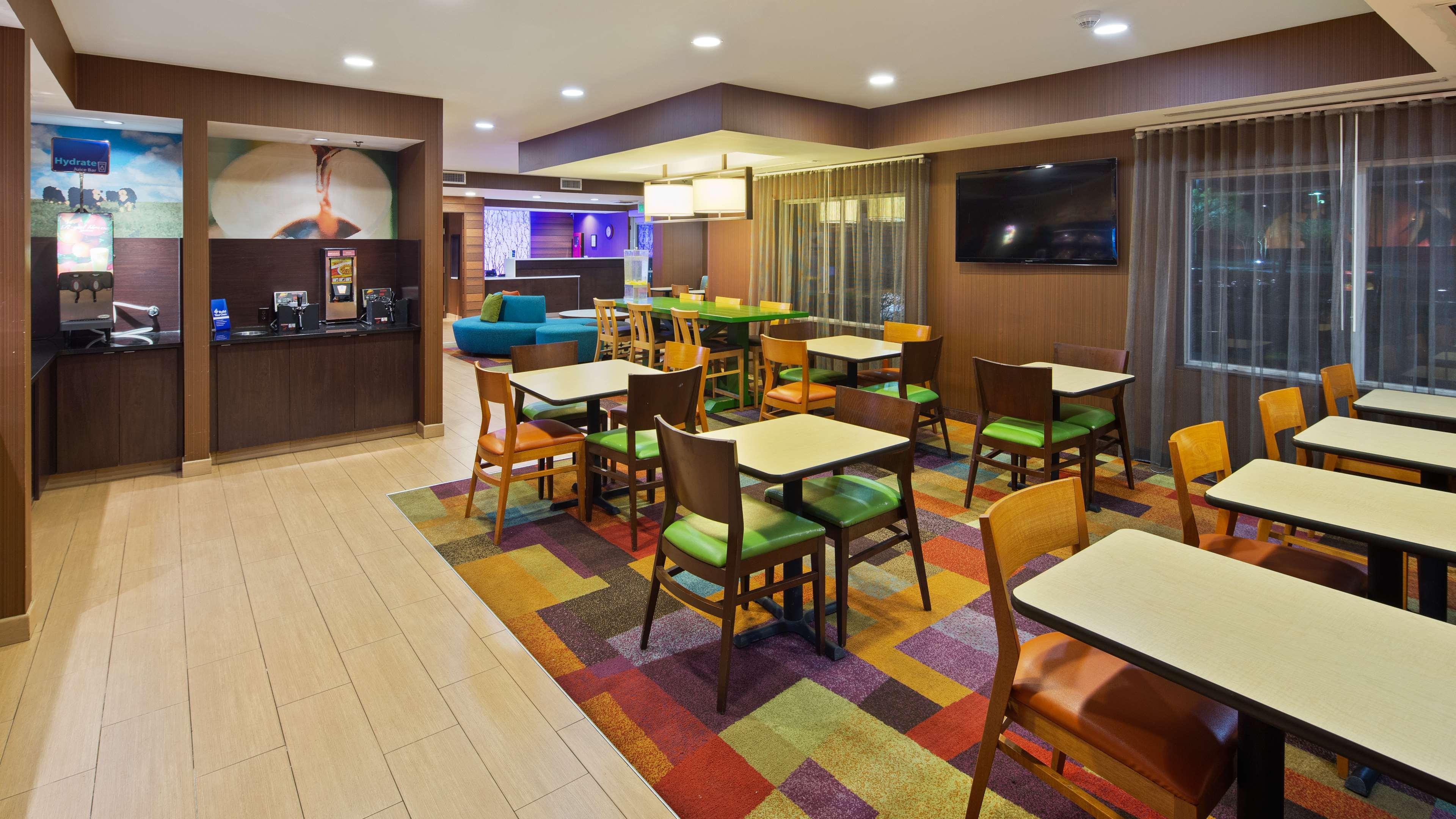 Restaurant Country Inn & Suites by Radisson, LSU/Medical Corridor
