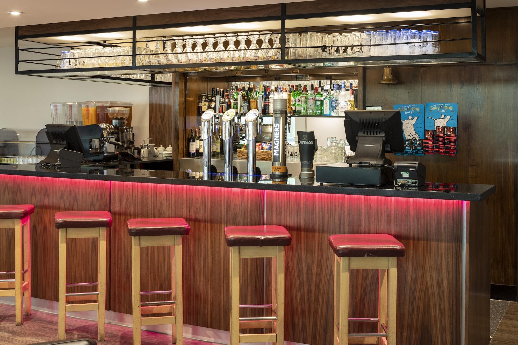 Bar/Salón St Giles Heathrow Hotel