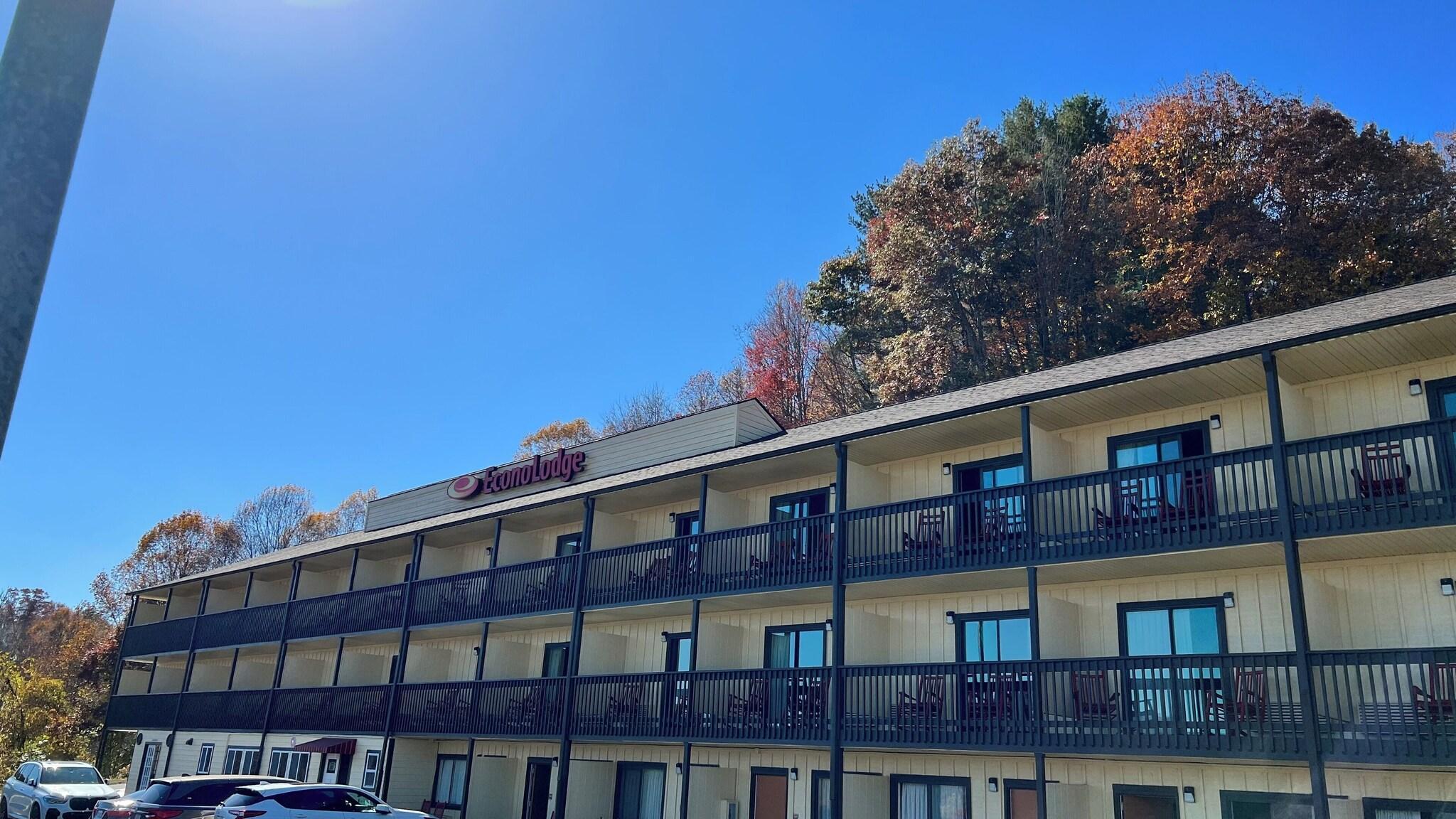 Vista Exterior Econo Lodge Waynesville