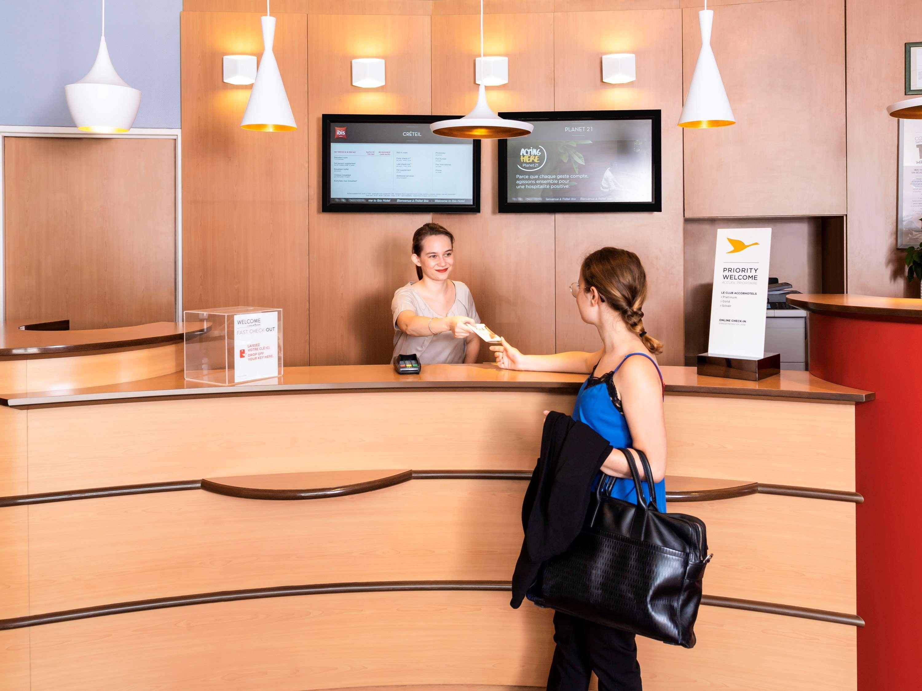 Vista Exterior ibis Creteil