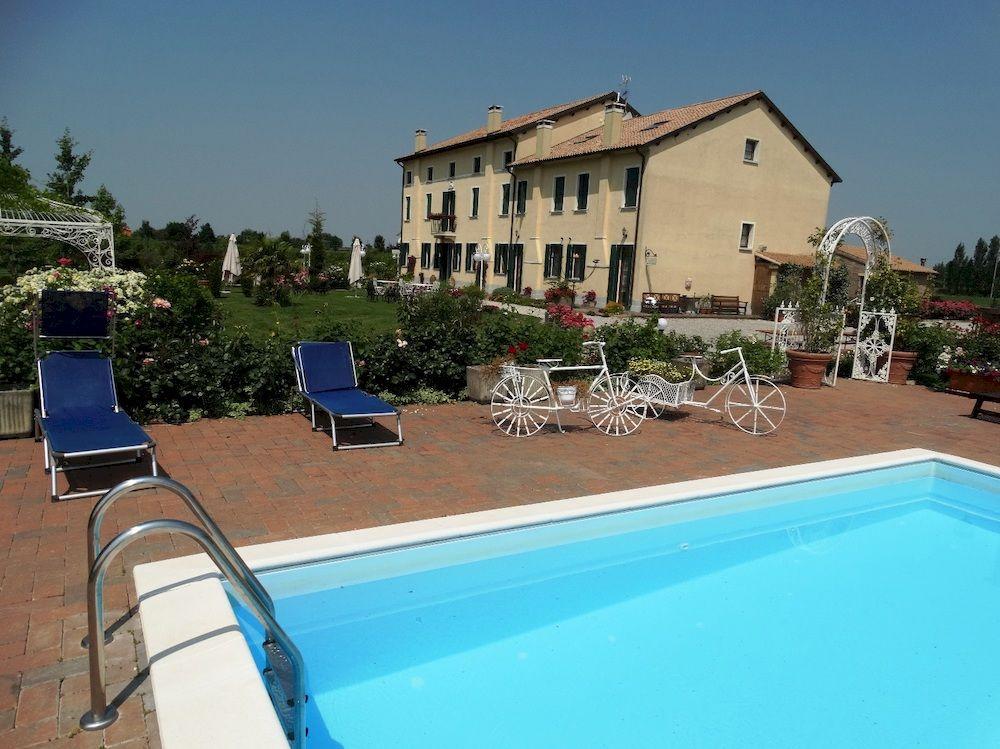 Vista Piscina Agriturismo Millefiori Corte delle Rose