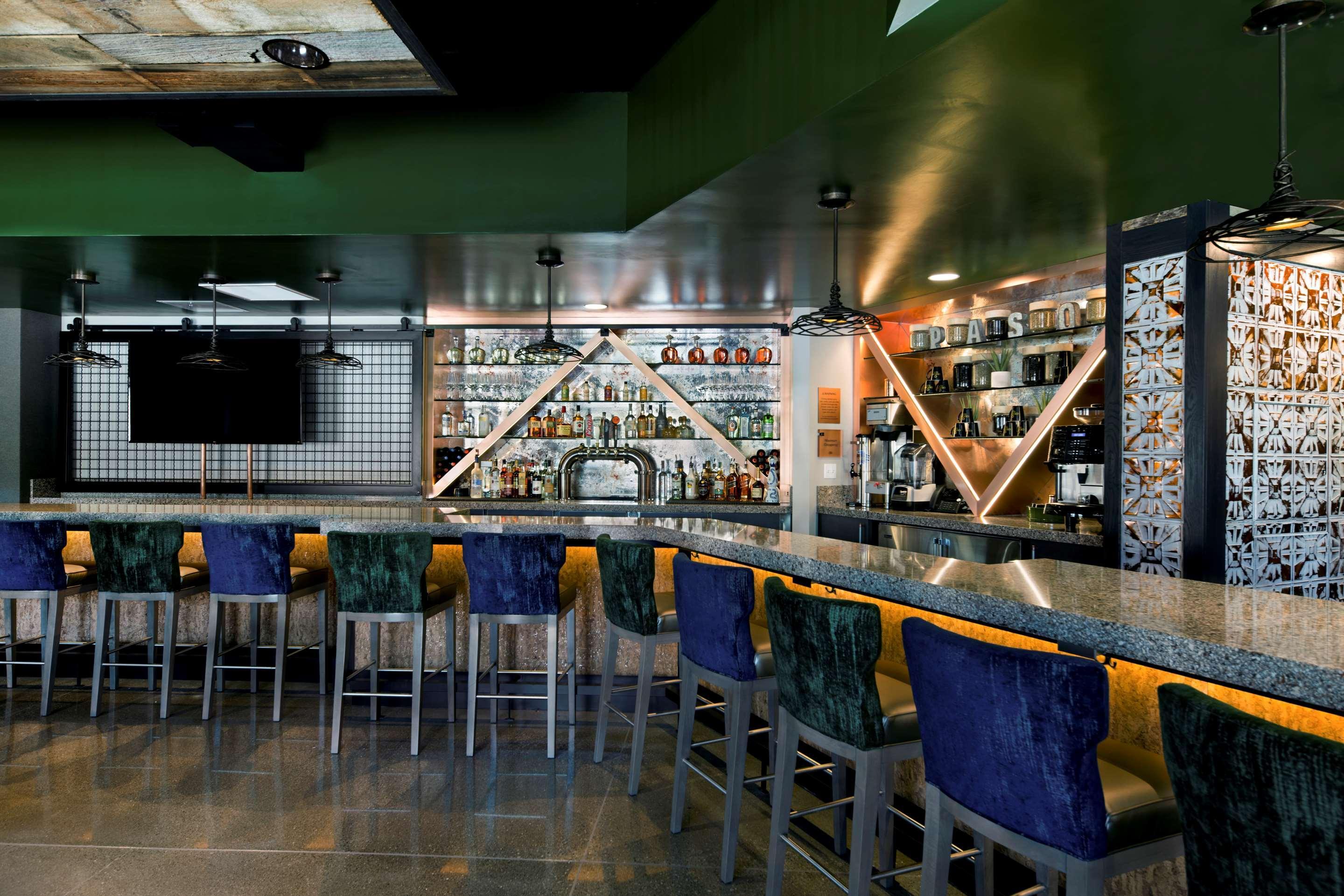 Bar/Salón Oxford Suites Paso Robles