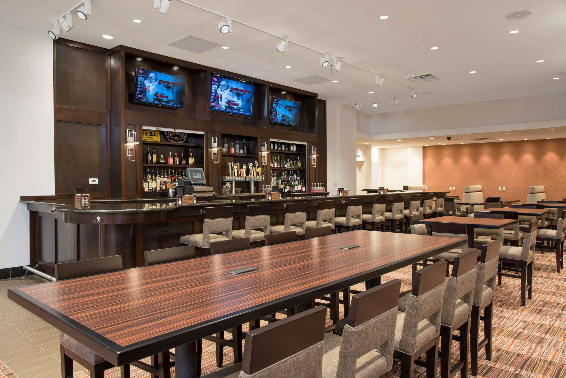 Bar/Salón DoubleTree by Hilton Hotel Grand Rapids Airport