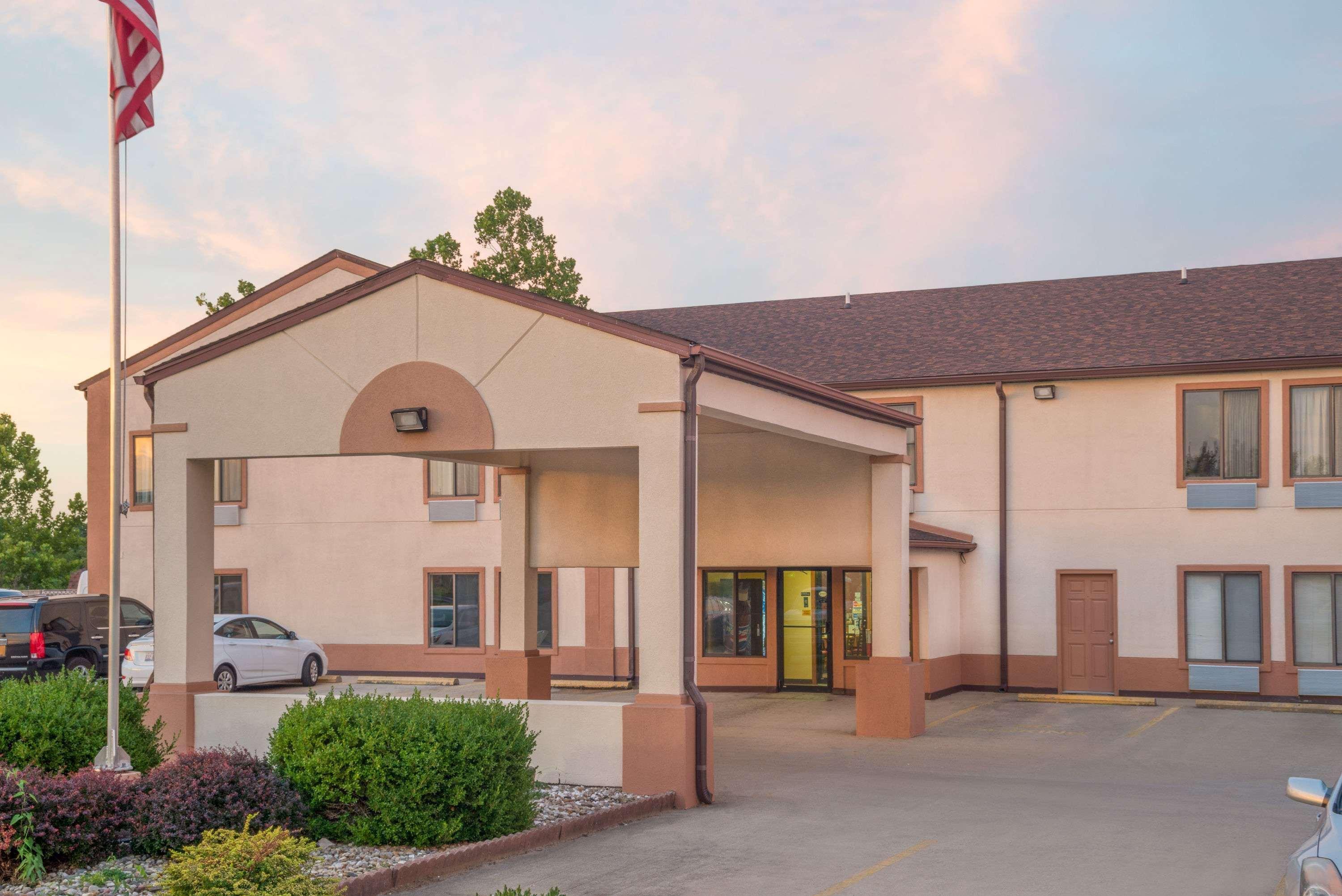 Vista Exterior Super 8 by Wyndham Vincennes