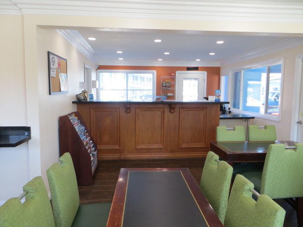 Vista Lobby Surf City Inn and Suites