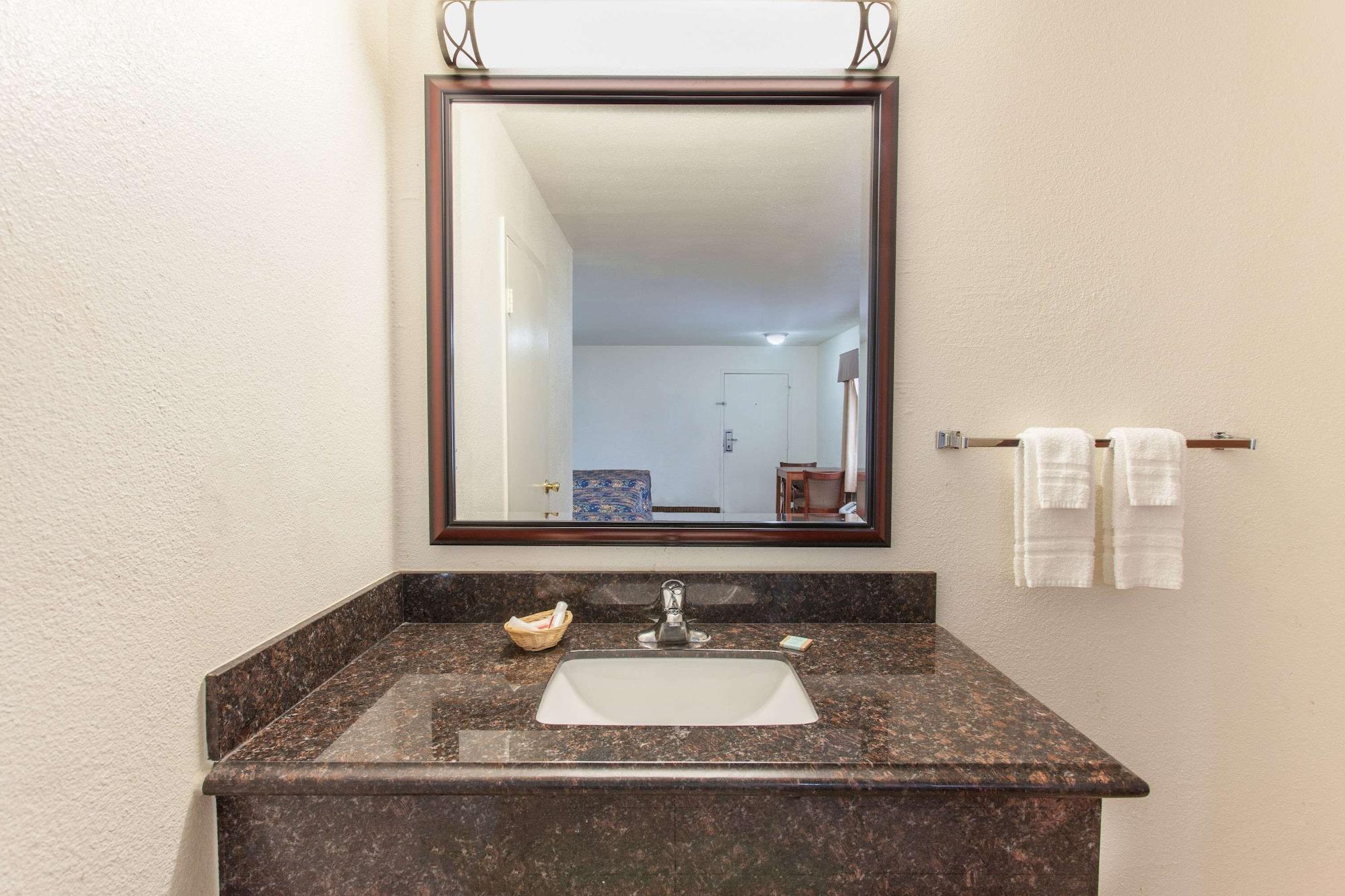 Habitación Travelodge by Wyndham Hemet CA