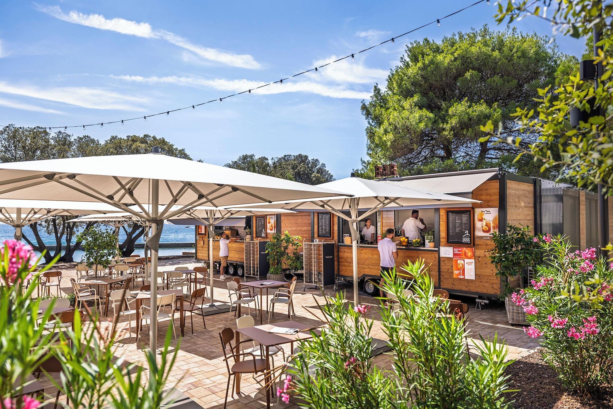 Bar/Salón Maistra Camping Koversada Uncovered Naturist Mobile homes