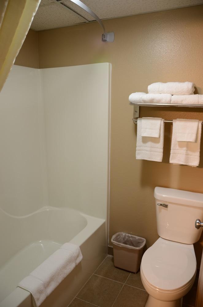 Baño Super 8 by Wyndham Centerville