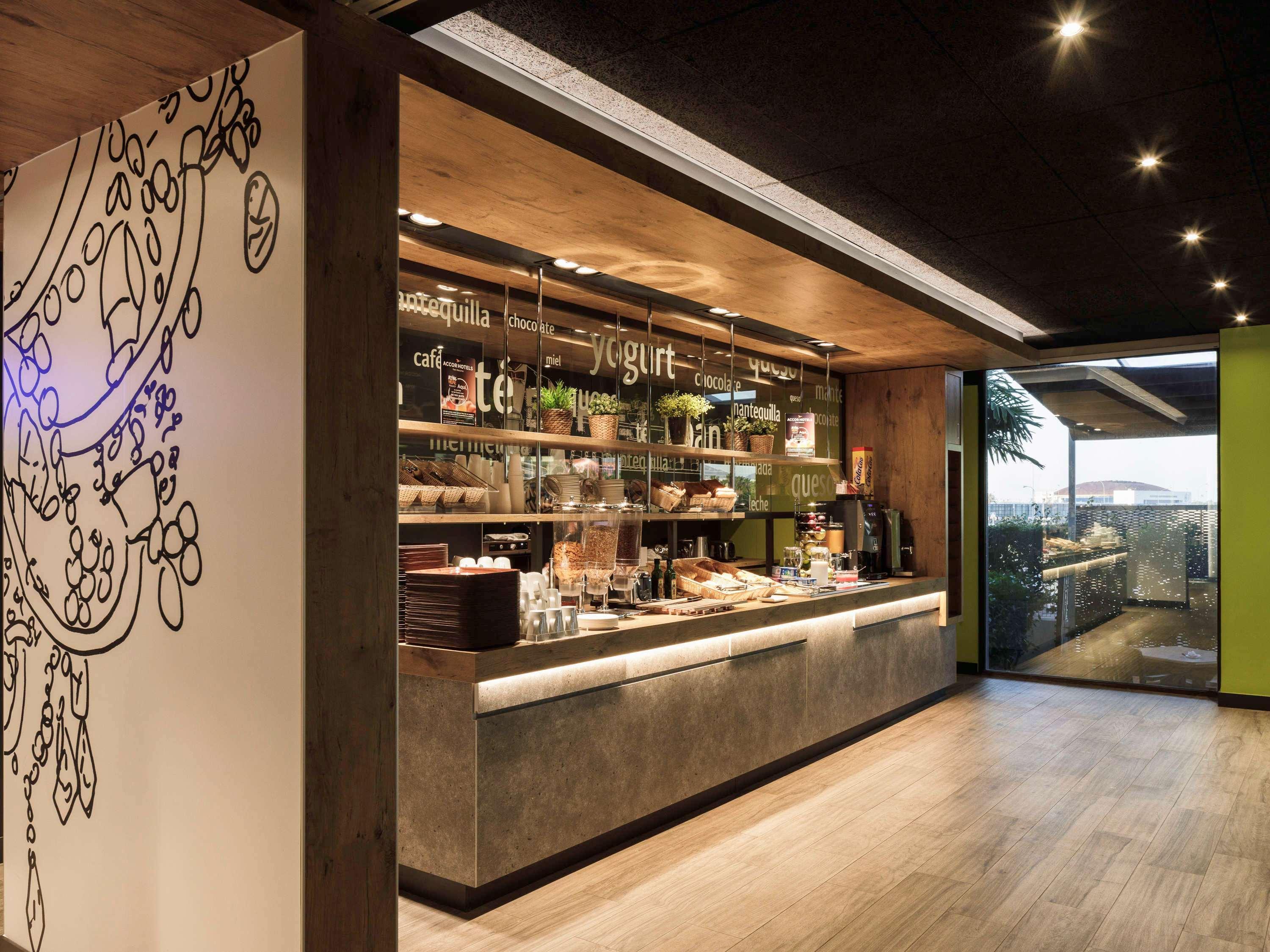 Restaurant ibis budget Malaga Aeropuerto Avenida Velazquez