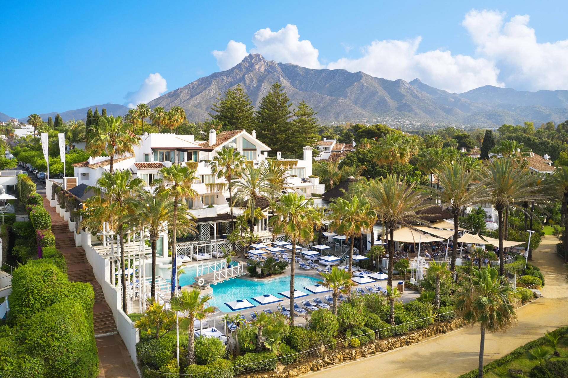 Vista Exterior Puente Romano Beach Resort and Spa