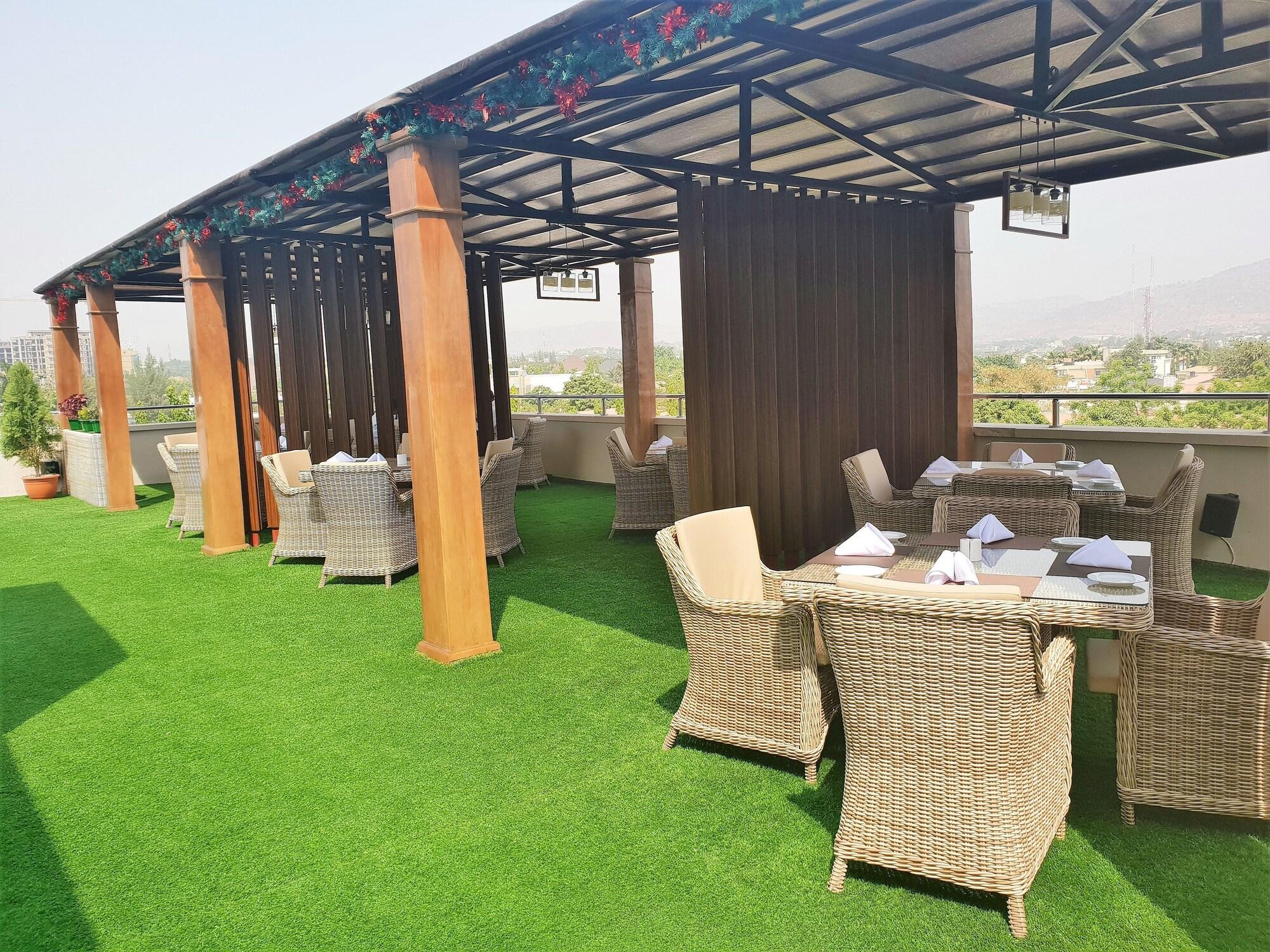 Vista Exterior Summerset Continental Hotel By Usuma
