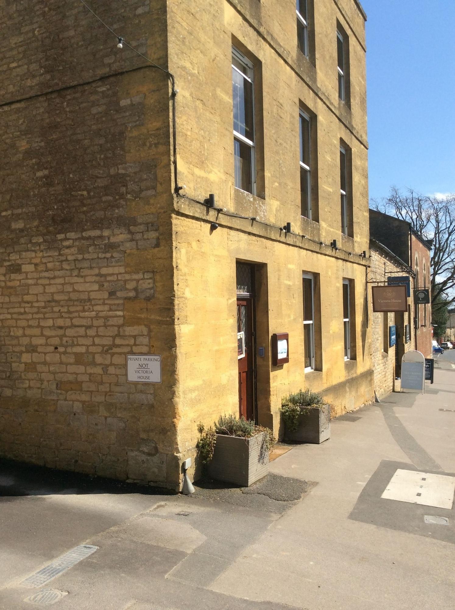 Vista Exterior Victoria House Stow