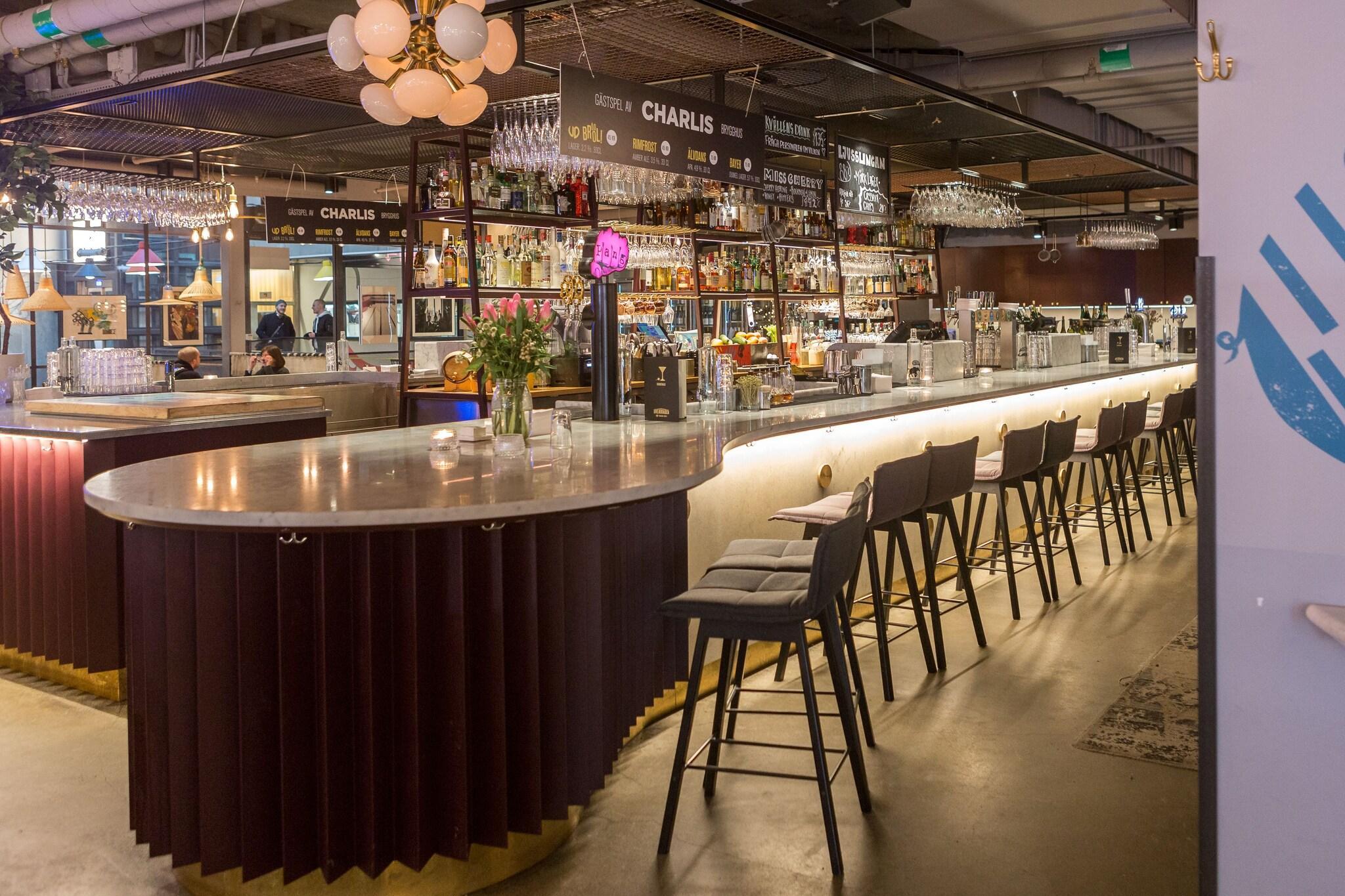 Bar/Salón Hotel With Urban Deli