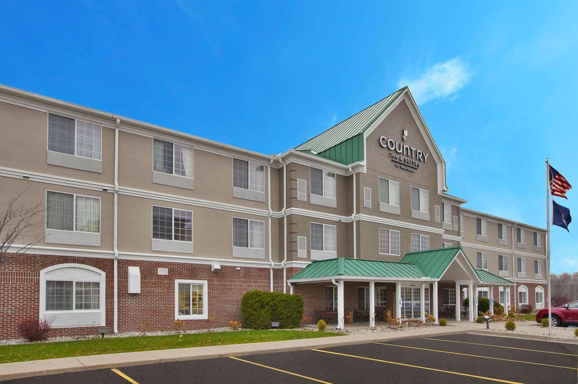 Vista Exterior Country Inn & Suites by Radisson, Big Rapids, MI