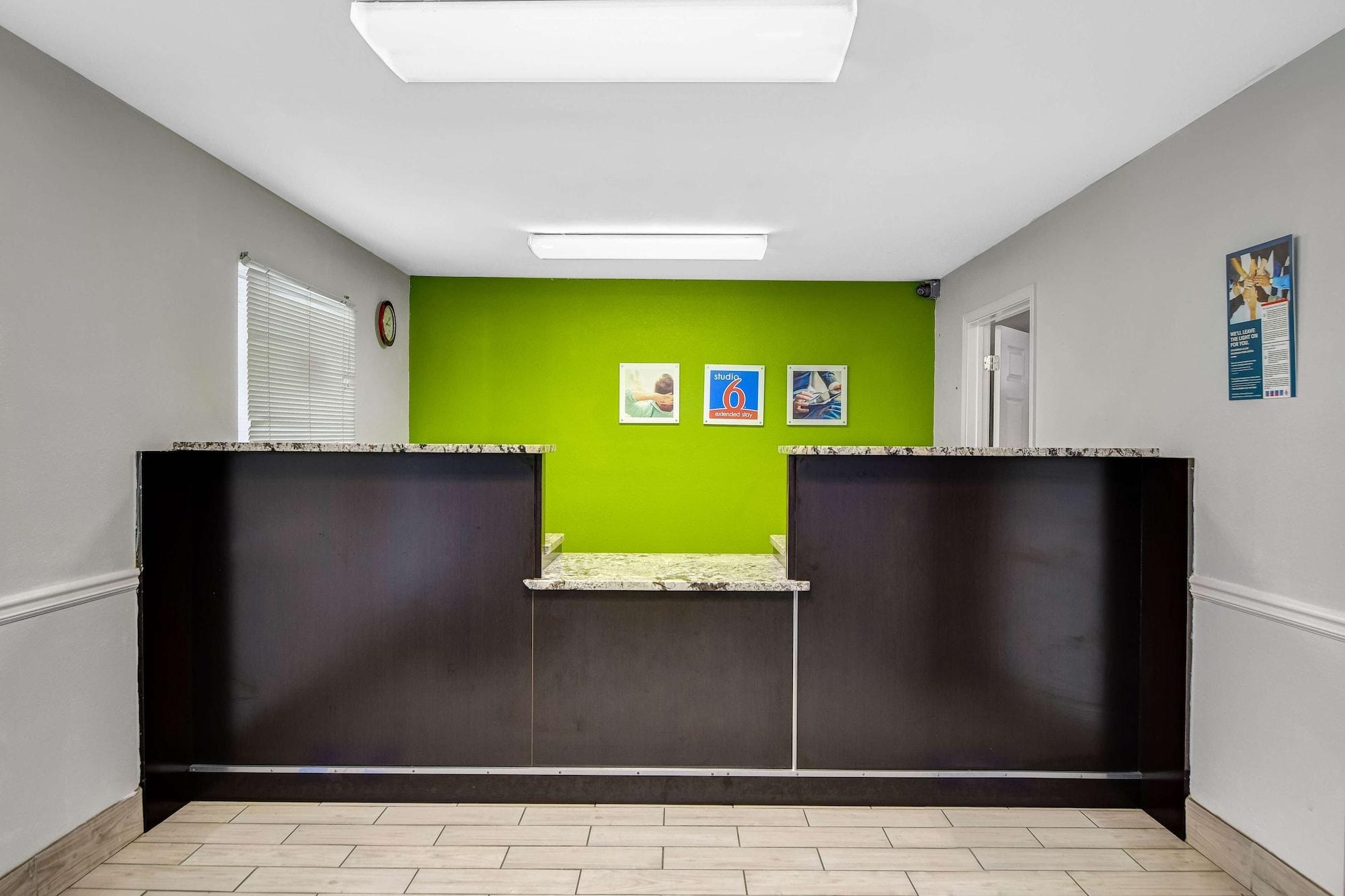 Vista Lobby Studio 6 Extended Stay - Atlanta, GA - Chamblee