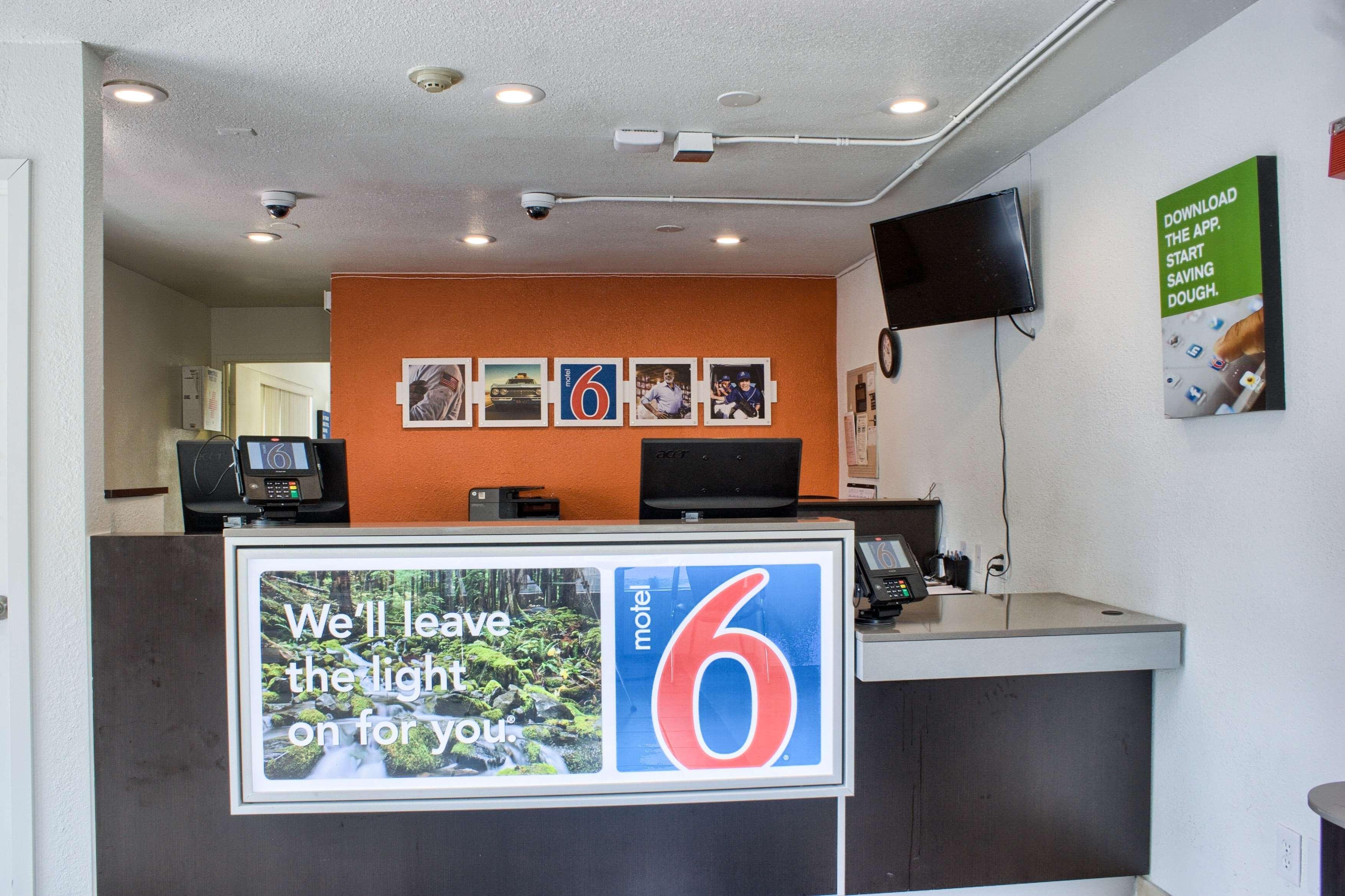 Vista Lobby Motel 6 Seattle, WA - South