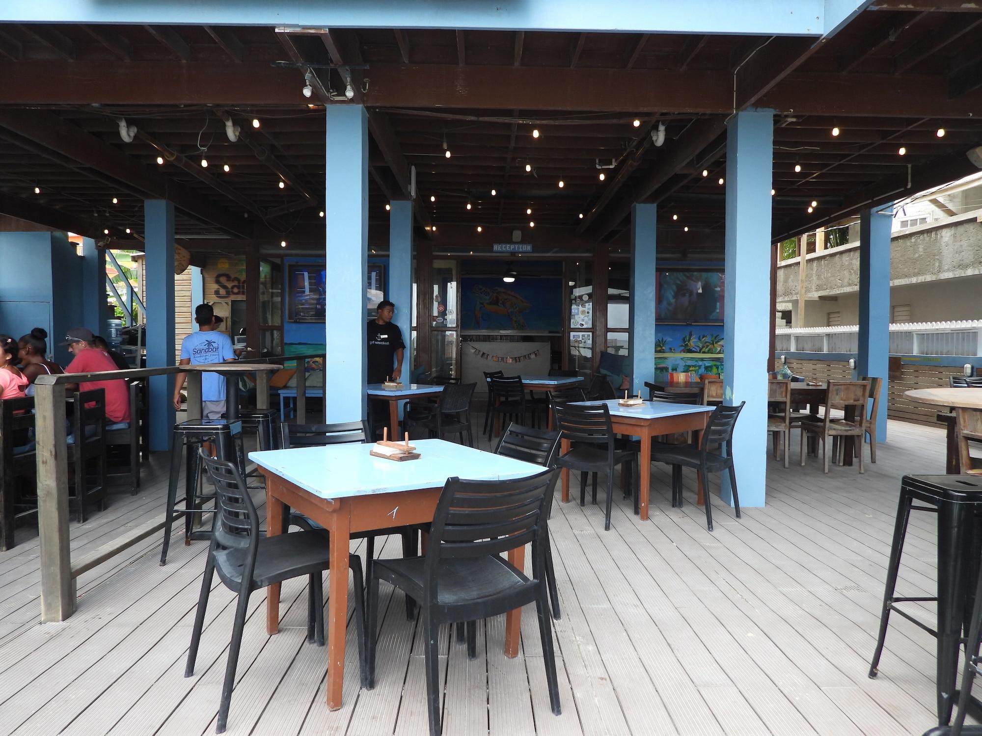 Restaurant Sandbar Beachfront Hostel & Restaurant