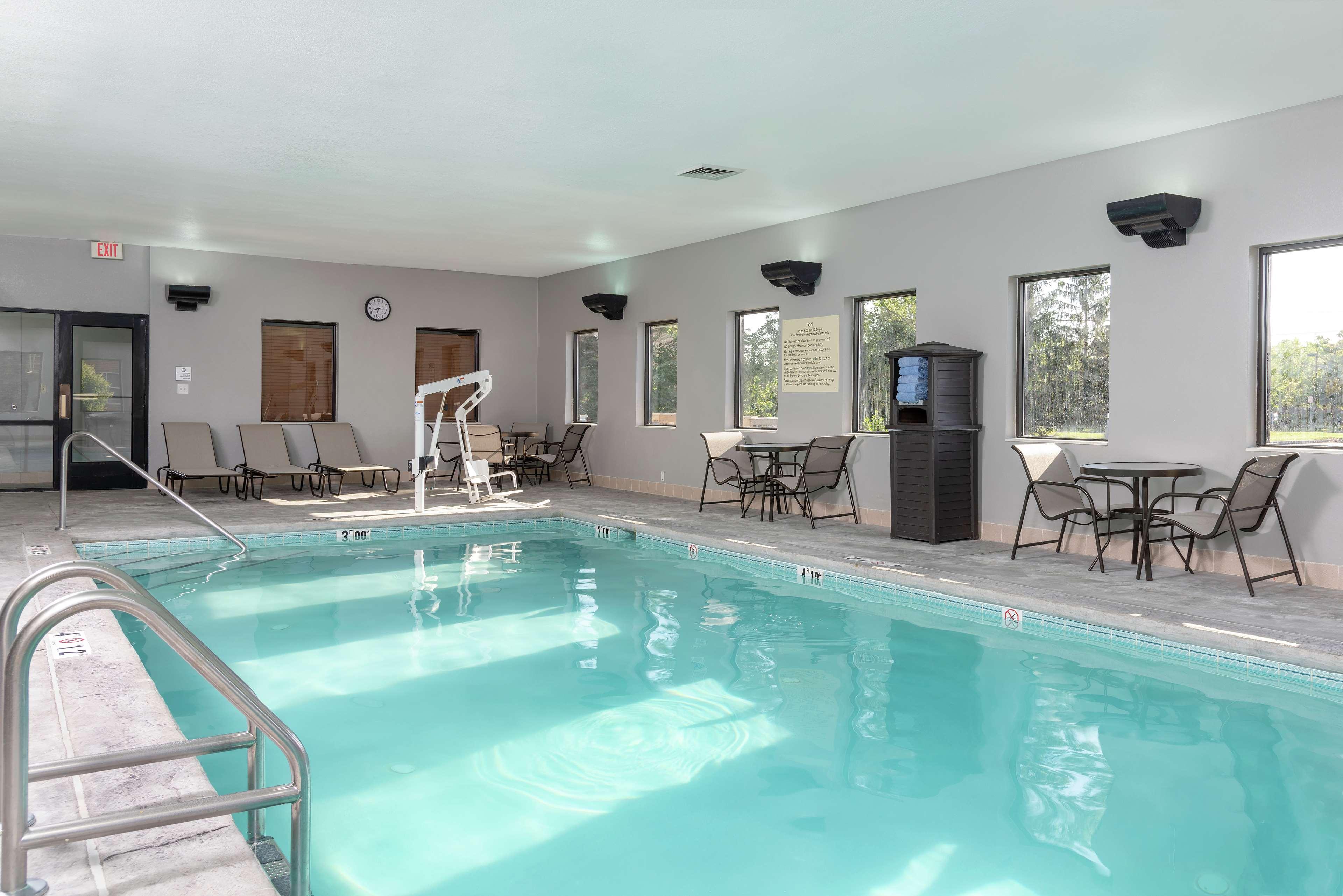 Vista Piscina Hampton Inn & Suites Cleveland-Airport/Middleburg Heights