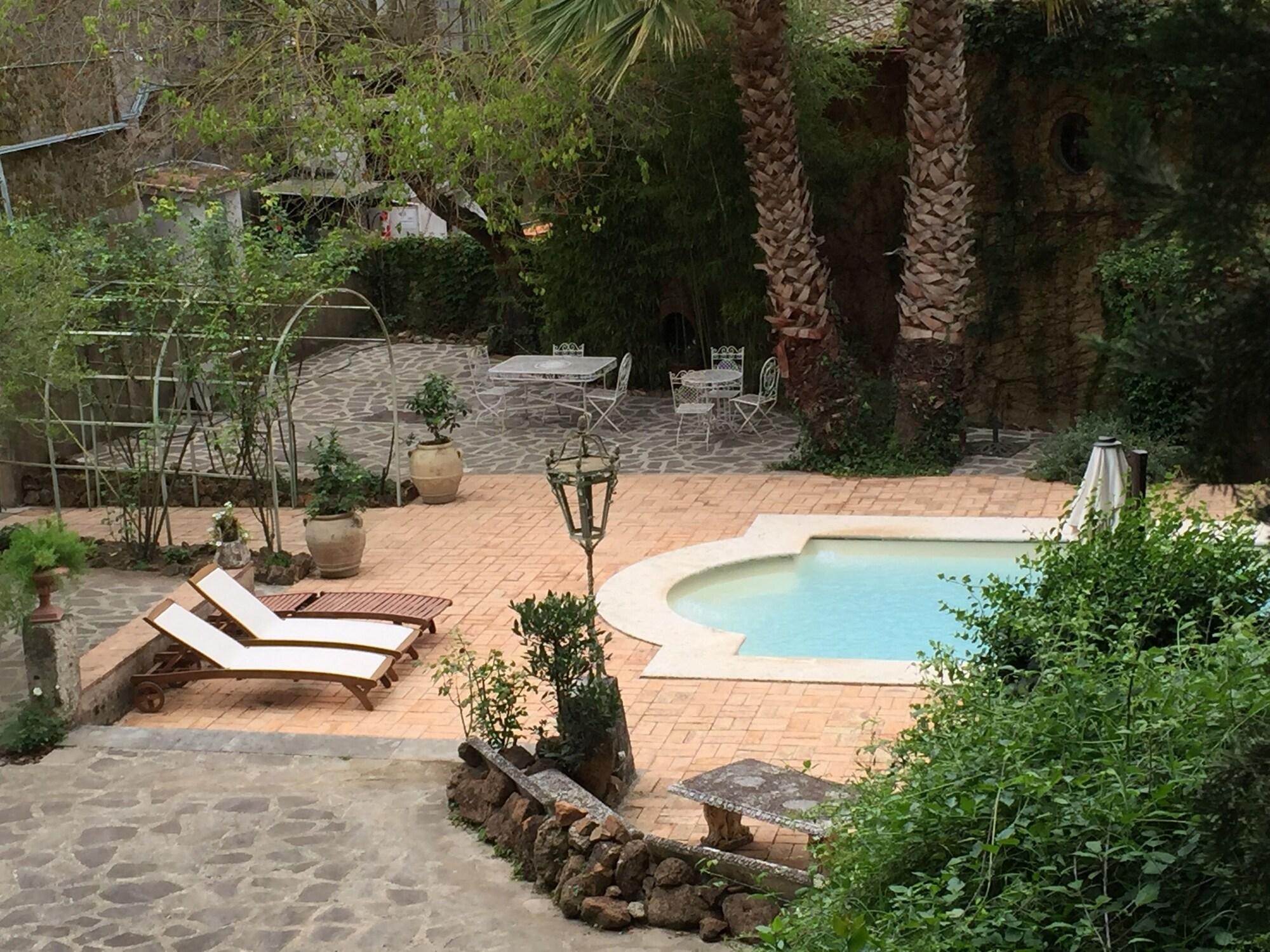 Vista Piscina Castello di Torcrescenza