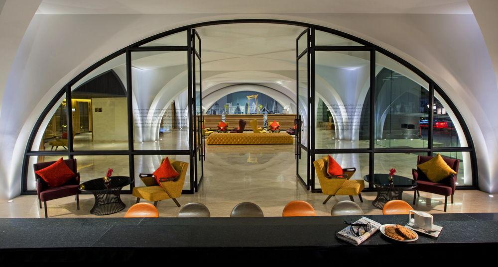Vista do lobby DoubleTree by Hilton Sukhumvit Bangkok
