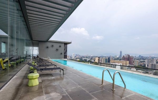 3BR city retreat w/ pool & skyline views - Hoteles cerca de La Minerva en Guadalajara