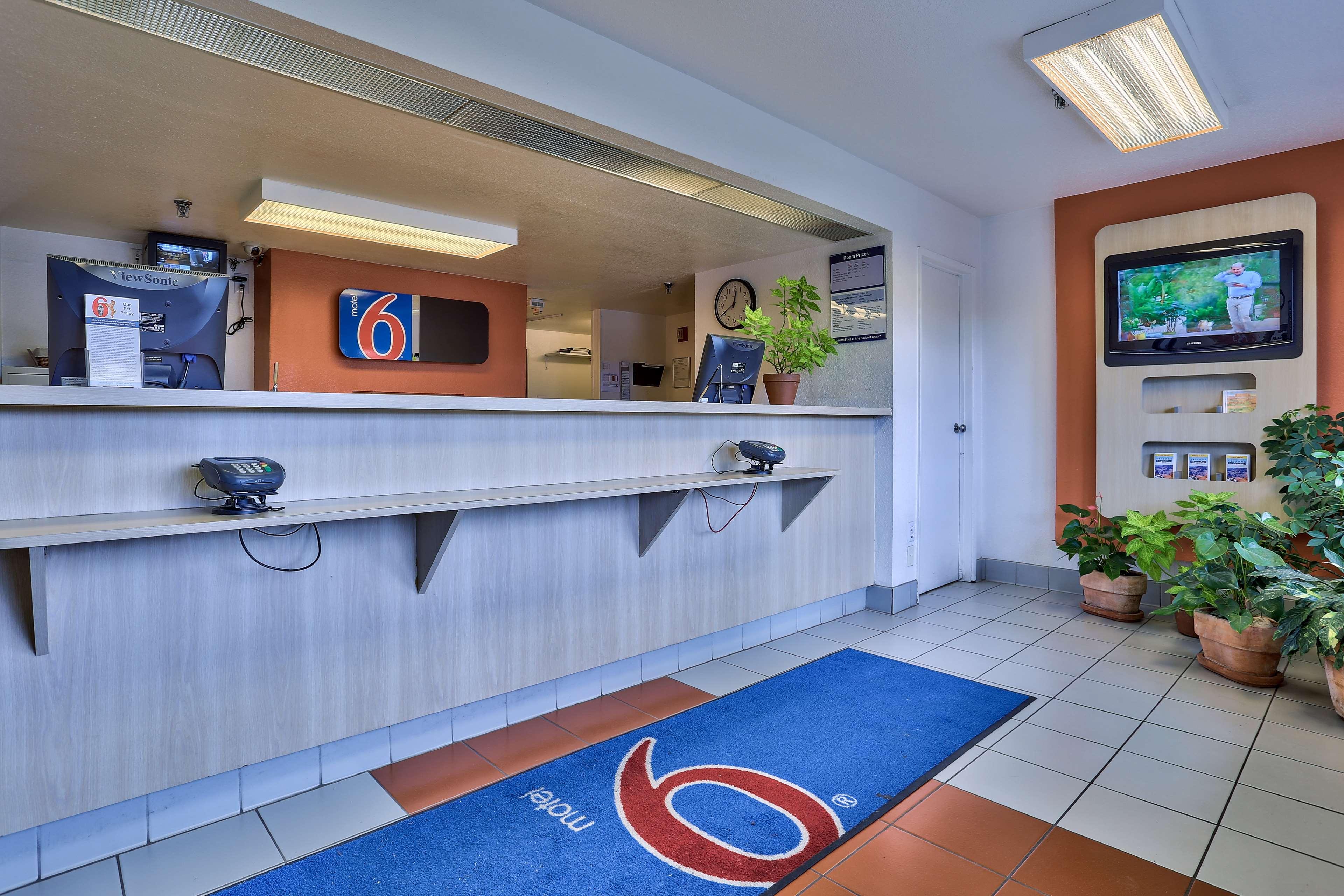 Vista Lobby Motel 6 Flagstaff, AZ - West - Woodland Village