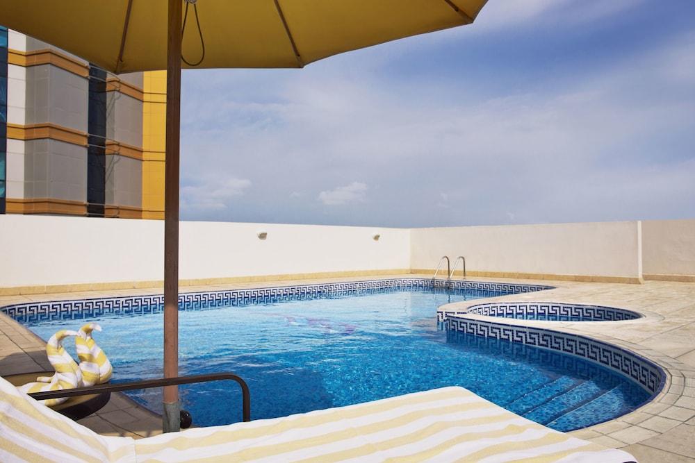 Vista Piscina TIME Topaz Hotel Apartments