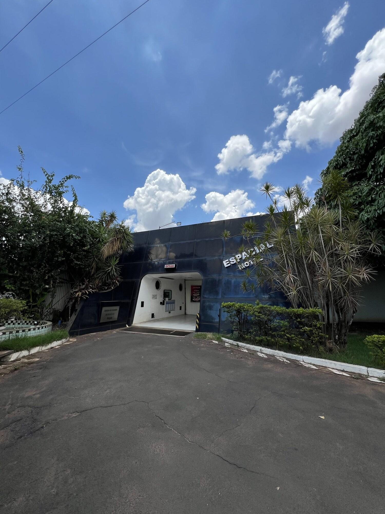 Vista Exterior Espacial Motel