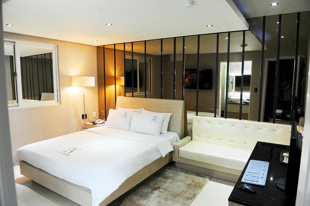 Varios Nox Hotel