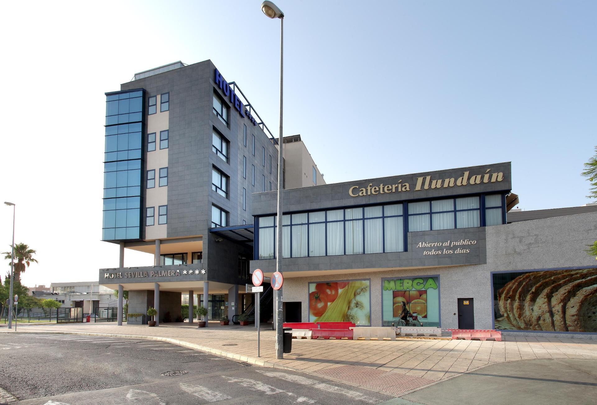 Vista Exterior Hotel Exe Sevilla Palmera