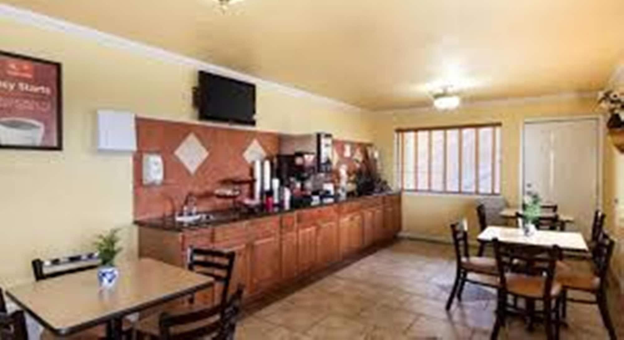 Restaurant Econo Lodge Inn & Suites San Antonio near Frost Bank Center