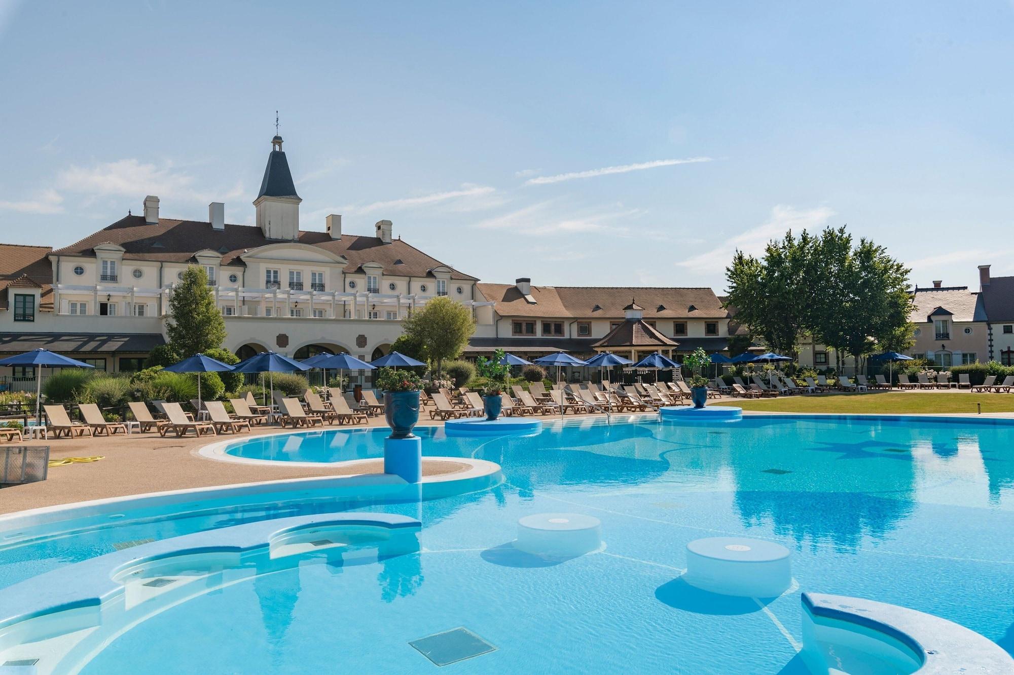 Vista Piscina Marriott Village d'Ile-de-France
