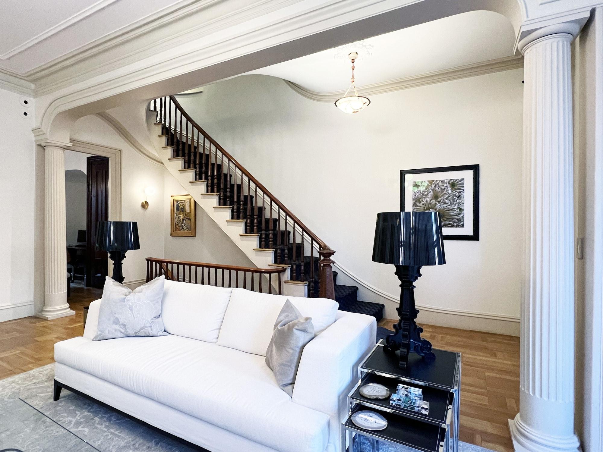 Varios Clarendon Square