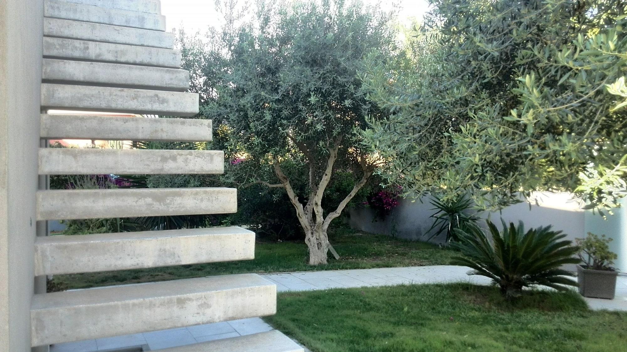 Vista Exterior Art House Margine Rosso