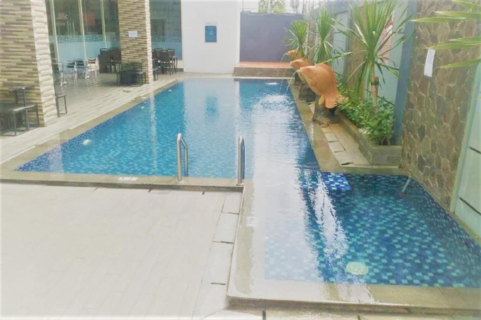 Vista Piscina Aston Lampung City Hotel