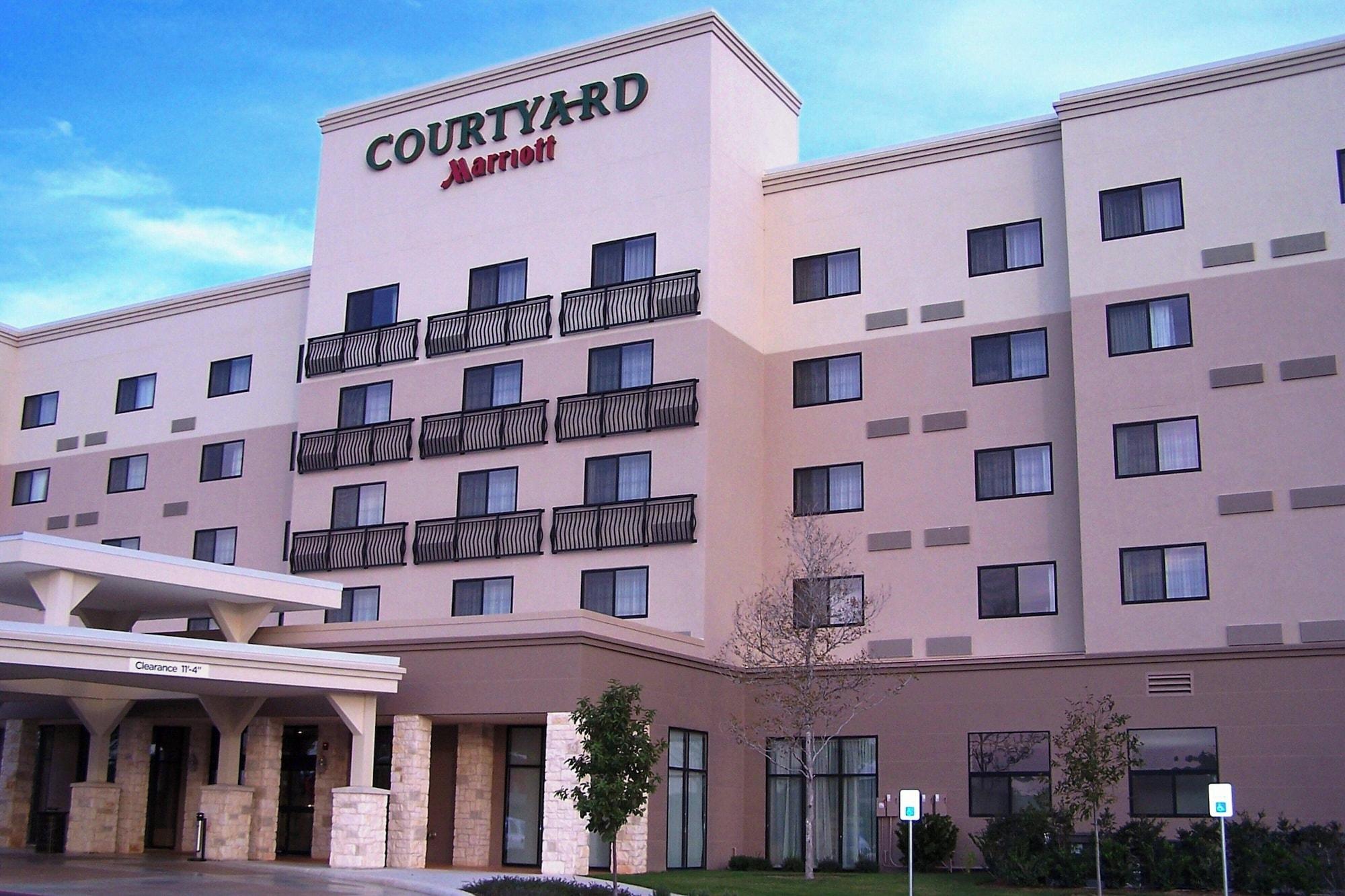 Vista Exterior Courtyard by Marriott San Antonio Six Flags at The Rim