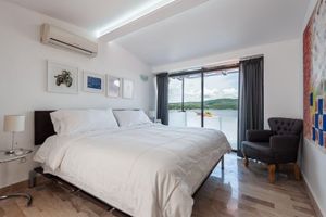 Direct lakefront total home in Teques, spa, gym, karaoke, games room, staff