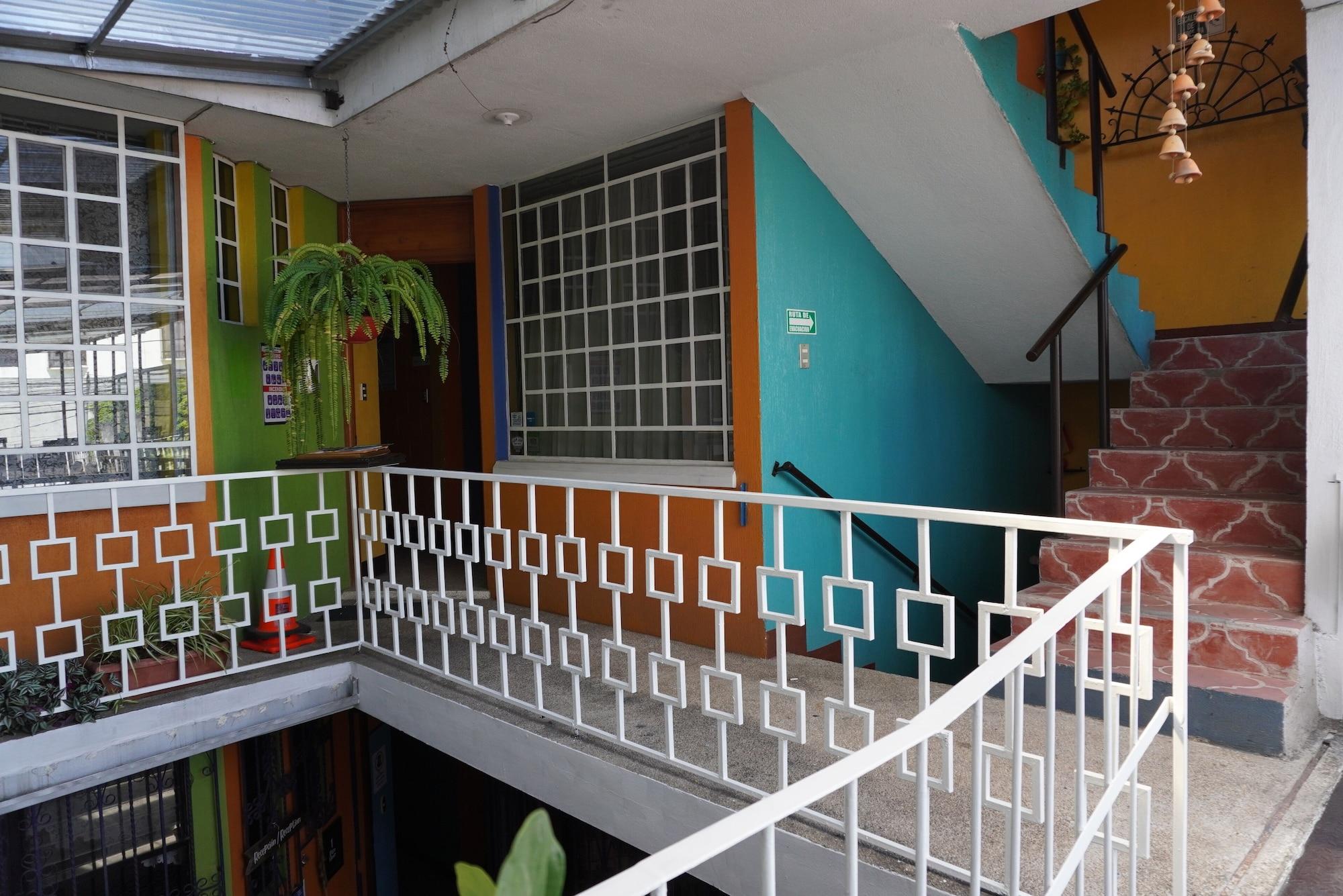 Varios Hostal Guatefriend's - Hostel